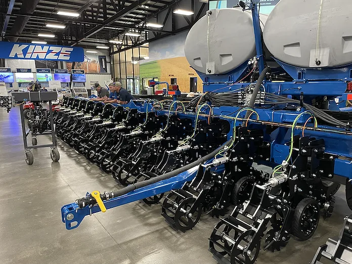 キング 607F KING FIRST LOOK: Kinze & Yetter Launch Falcon SF700 Strip-Till System